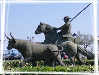 Le taureau, le cheval et le gardian (rond-point au centre du village)